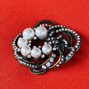Freshwater Pearl in Antiqued Brass Brooch